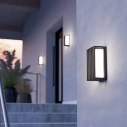 LED-Außenwandlampe Genovese, schwarz, Höhe 24 cm, Sensor