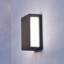 LED-Außenwandlampe Genovese, schwarz, Höhe 24 cm, Sensor