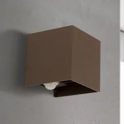 LED-Außenwandleuchte Cube-S, corten, Metall, Sensor