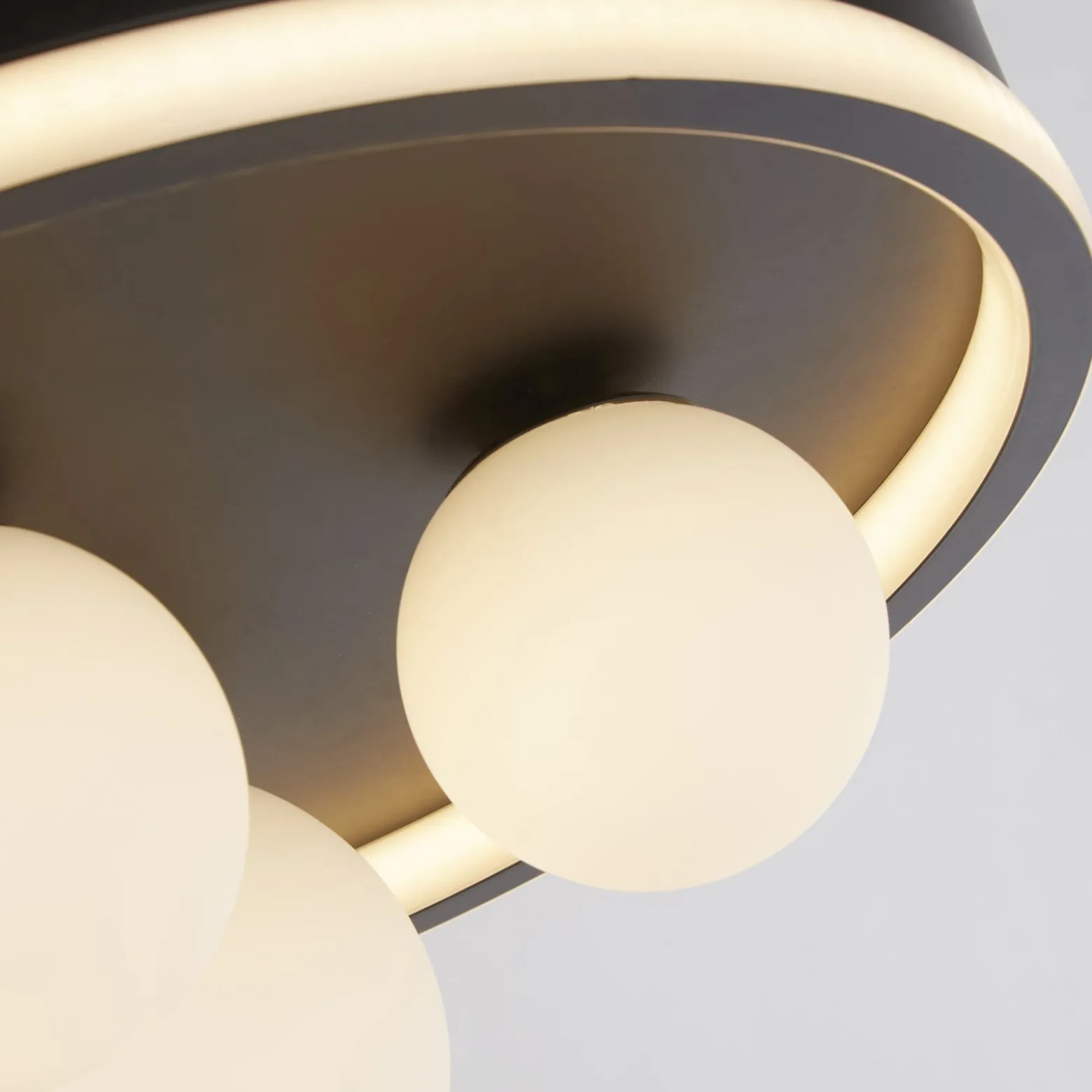 LED-Deckenleuchte Trident, schwarz, Ø 40 cm, Stahl/Opalglas