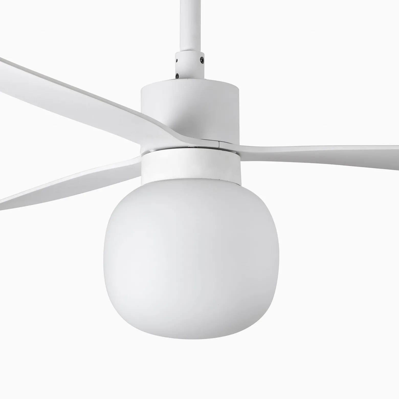 LED-Deckenventilator Amelia Ball L, weiß, DC, leise, 132 cm