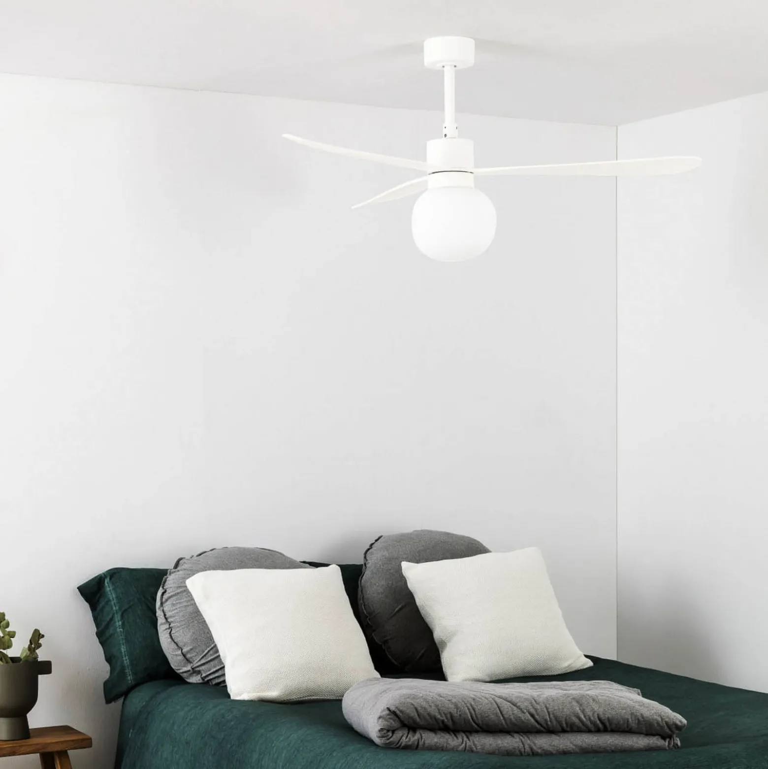 LED-Deckenventilator Amelia Ball L, weiß, DC, leise, 132 cm