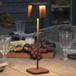 LED-Dekoleuchte Nice, USB-Ladeanschluss, rost