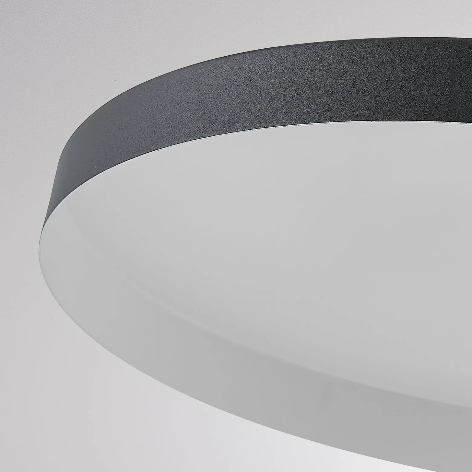 LED-Hängeleuchte LORA III, schwarz, Ø 36 cm, dimmbar 40° CCT
