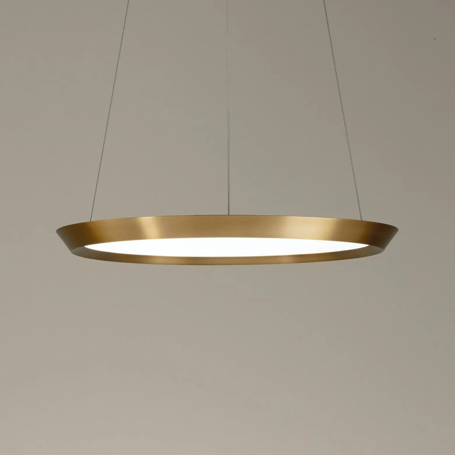 LEDS-C4 Saturn LED-Hängelampe messing satin Ø 60cm