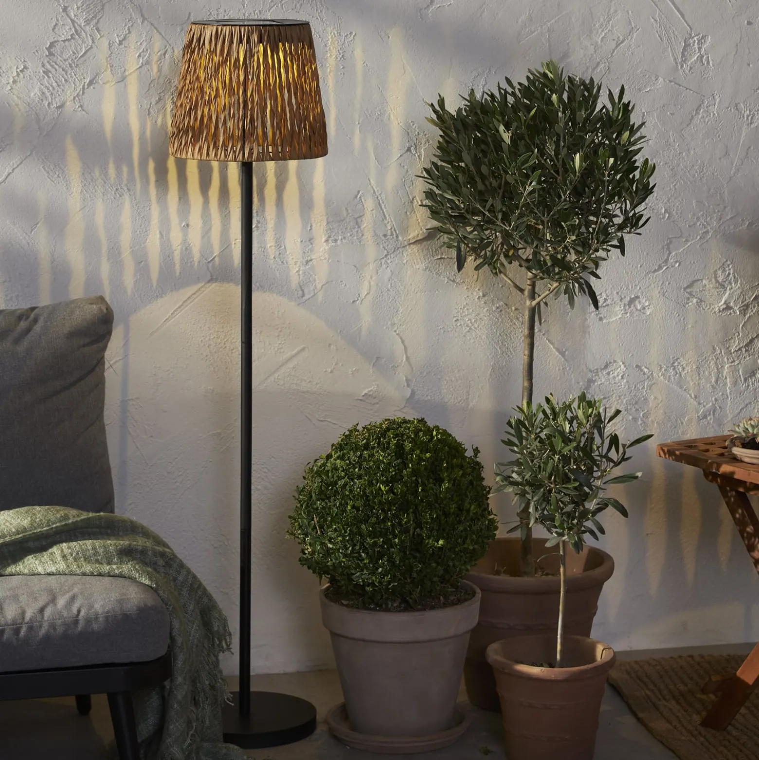 LED-Solar-Stehlampe Cesta 127cm braun/schwarz Plastik/Metall