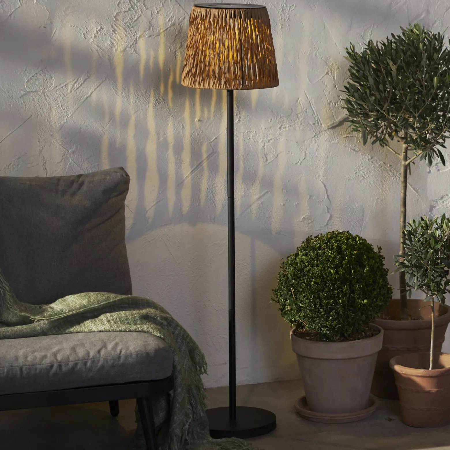 LED-Solar-Stehlampe Cesta 127cm braun/schwarz Plastik/Metall