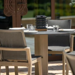 LED-Solartischleuchte Tekura aus Teak-Holz