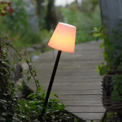 LED-Tischlampe Keno, Erdspieß, Zugschalter, Akku