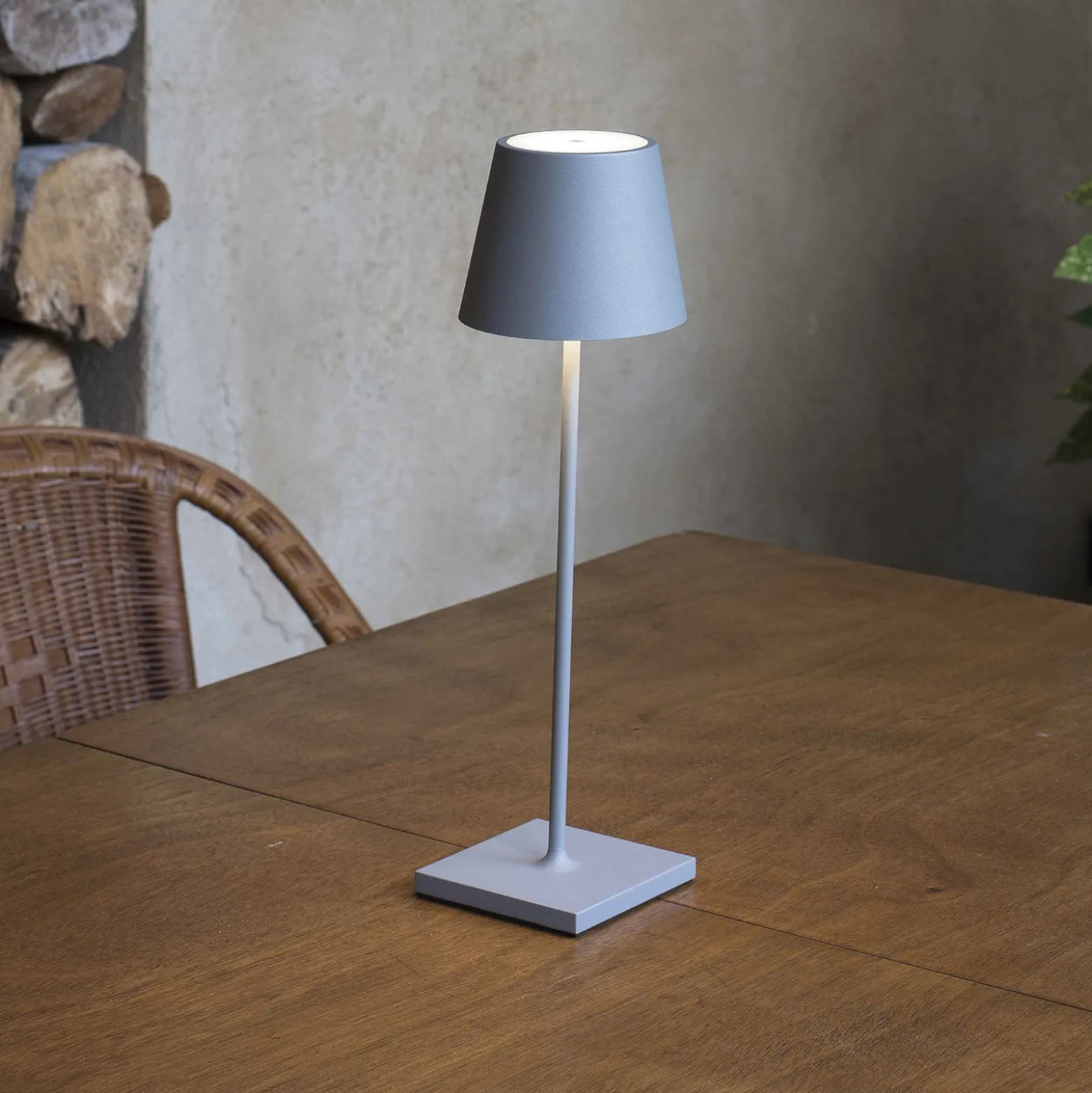 LED-Tischlampe Toc mit USB-Charger, IP54, grau