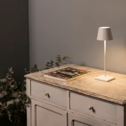 LED-Tischlampe Toc mit USB-Charger, IP54, weiß