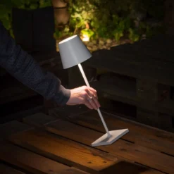 LED-Tischlampe Toc mit USB-Charger, IP54, weiß