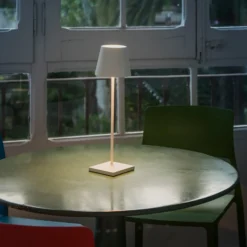 LED-Tischlampe Toc mit USB-Charger, IP54, weiß