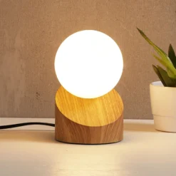 LED-Tischleuchte Alisa mit Fuß in Holzoptik