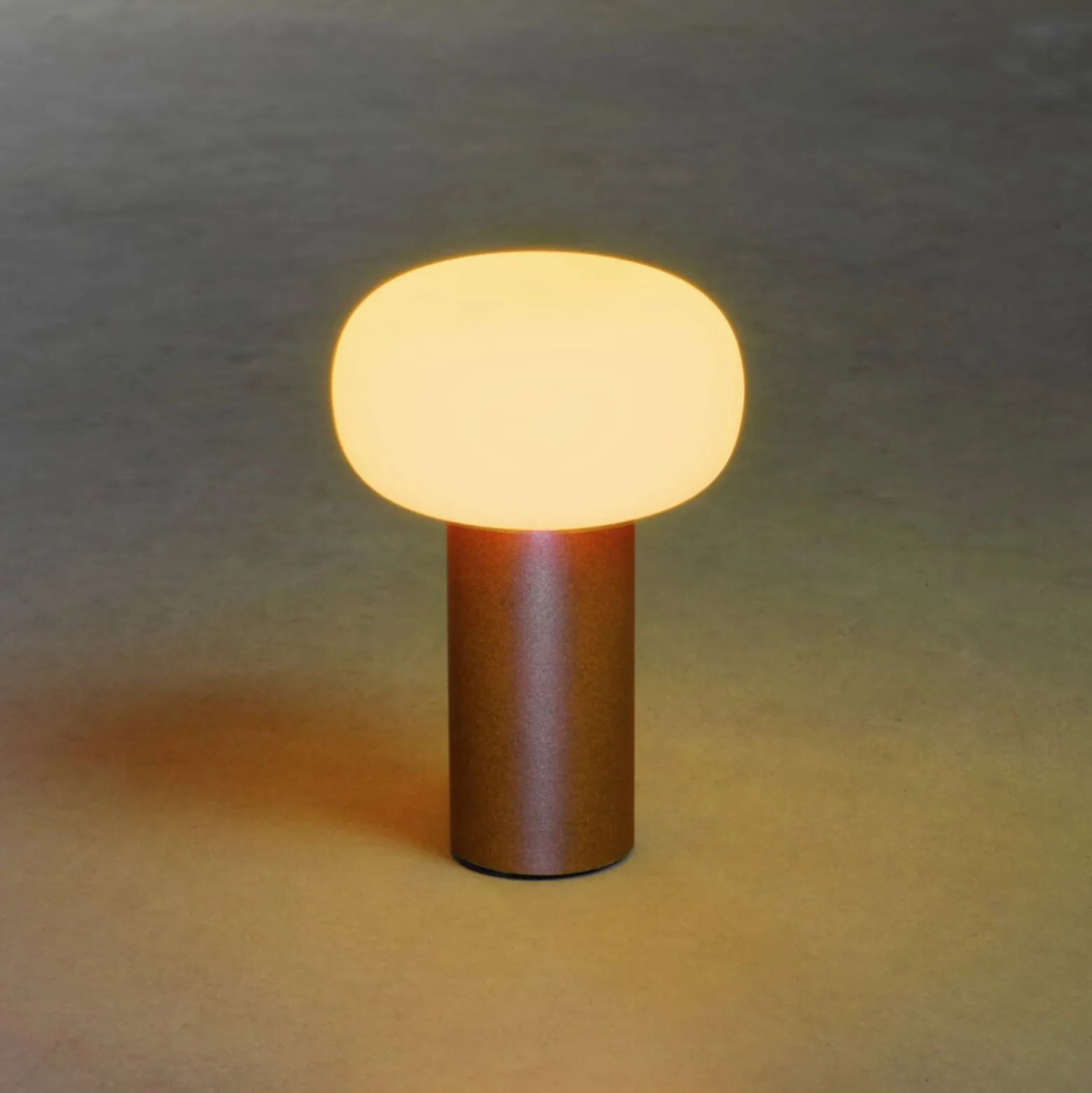 LED-Tischleuchte Antibes, IP54, Akku, RGBW, rost