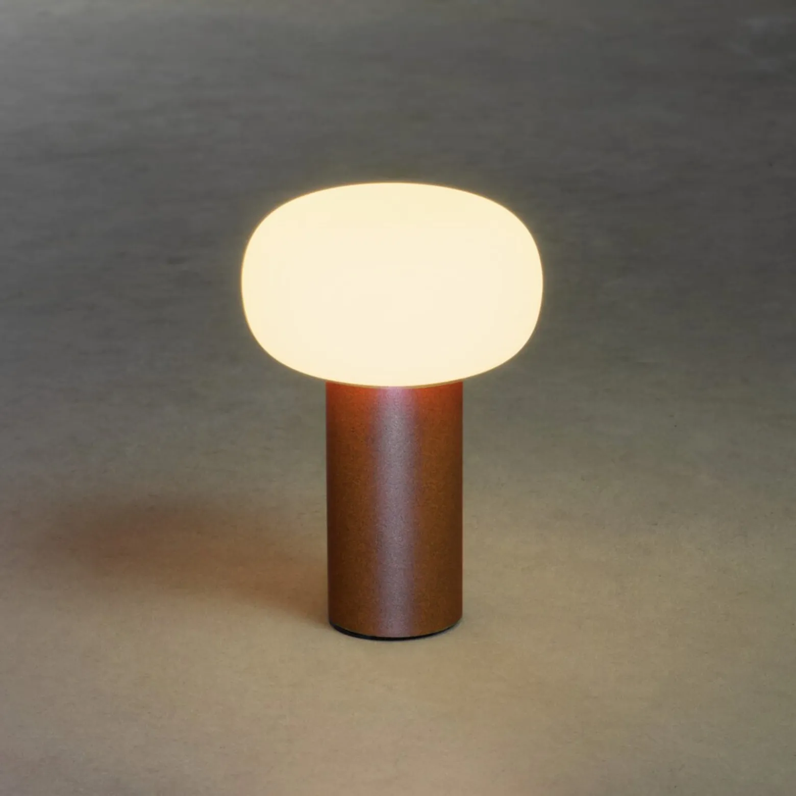 LED-Tischleuchte Antibes, IP54, Akku, RGBW, rost