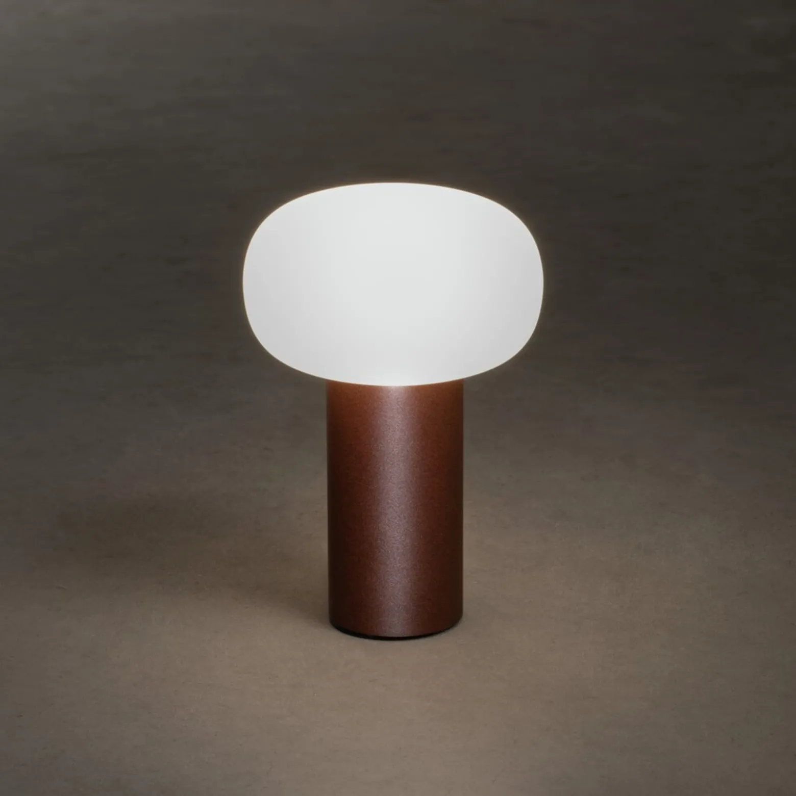 LED-Tischleuchte Antibes, IP54, Akku, RGBW, rost