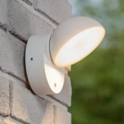 LED-Wandleuchte Finn, weiß, Metall, IP54, Tag/Nacht-Sensor