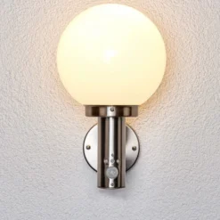 Lindby Außenwandlampe Nada, Edelstahl, Glas, Sensor, E27