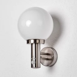 Lindby Außenwandlampe Nada, Edelstahl, Glas, Sensor, E27