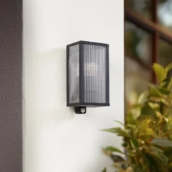 Lindby Außenwandlampe Peldar anthrazit/geriffelt 26cm Sensor