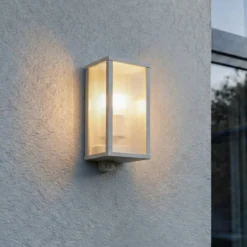 Lindby Außenwandlampe Peldar, grau/geriffelt, 26 cm, Sensor