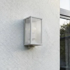 Lindby Außenwandlampe Peldar, grau/geriffelt, 26 cm, Sensor