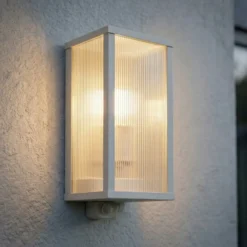 Lindby Außenwandlampe Peldar, grau/geriffelt, 26 cm, Sensor