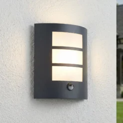 Lindby Außenwandlampe Vimal, Sensor, E27, 26 cm, Aluminium