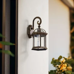 Lindby Außenwandleuchte Adelisa, gold antik, Alu, Höhe 39 cm