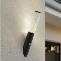 Lindby Außenwandleuchte Gavros, schwarz, Aluminium, Sensor