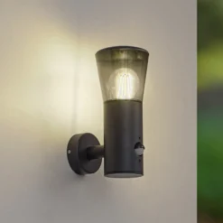 Lindby Außenwandleuchte Heulo, Ø 10,5 cm, rauchgrau, Sensor