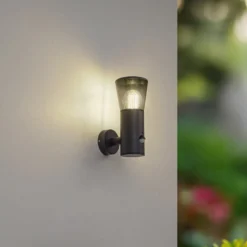 Lindby Außenwandleuchte Heulo, Ø 10,5 cm, rauchgrau, Sensor