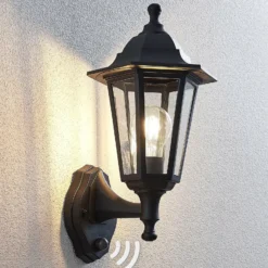 Lindby Außenwandleuchte Nane, Sensor, Laterne, seewasserfest
