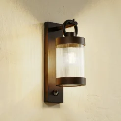 Lindby Außenwandleuchte Yrene, 20cm, schwarz, Sensor, Riffle