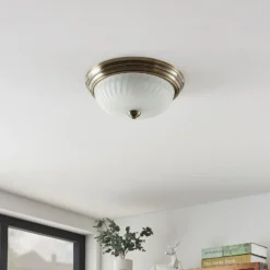 Lindby Deckenleuchte Pakka, messingfarben, Glas, 31 cm, E27