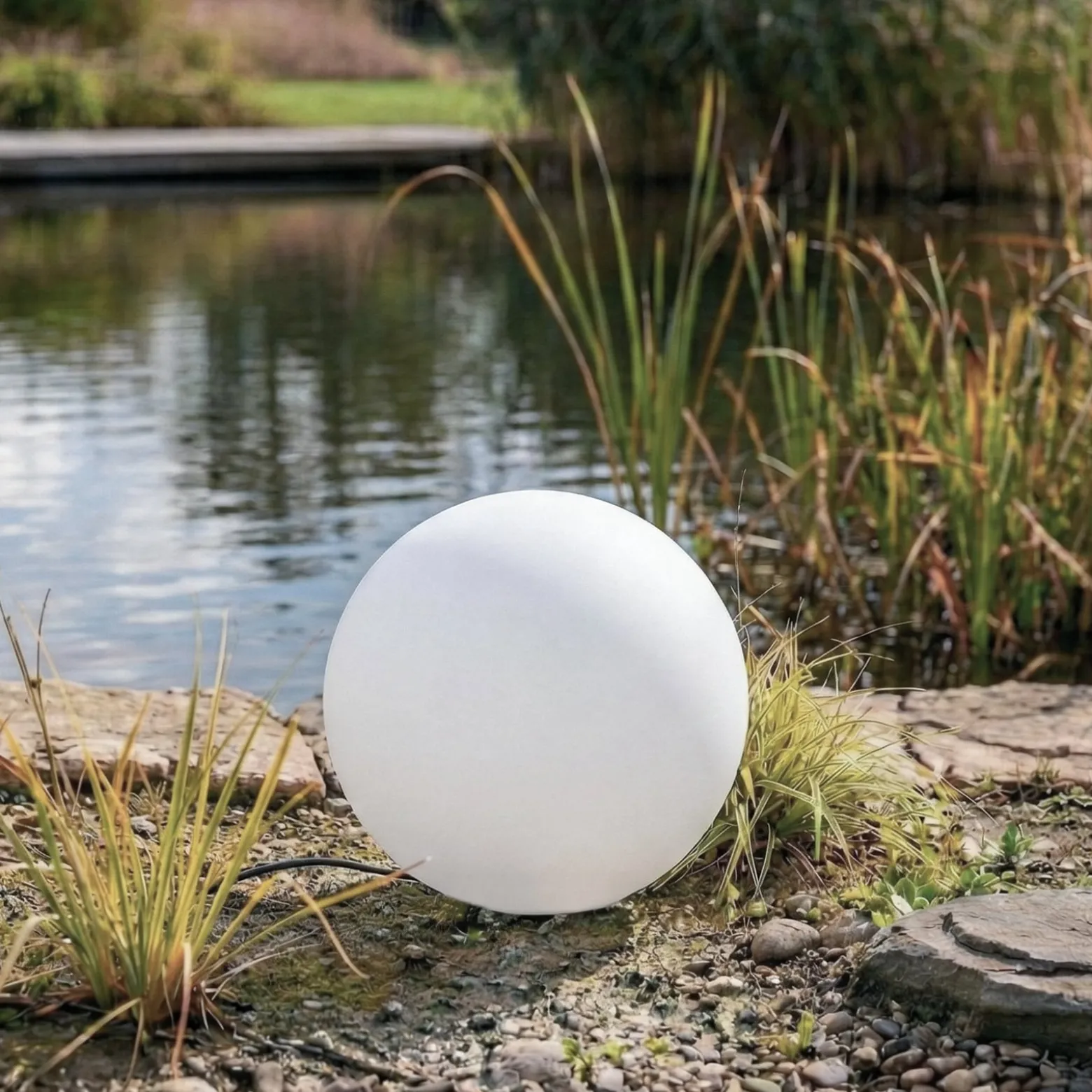 Lindby Kugelleuchte Valyra, Ø 40 cm, IP54, Erdspieß