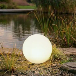 Lindby Kugelleuchte Valyra, Ø 40 cm, IP54, Erdspieß