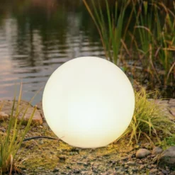 Lindby Kugelleuchte Valyra, Ø 40 cm, IP54, Erdspieß