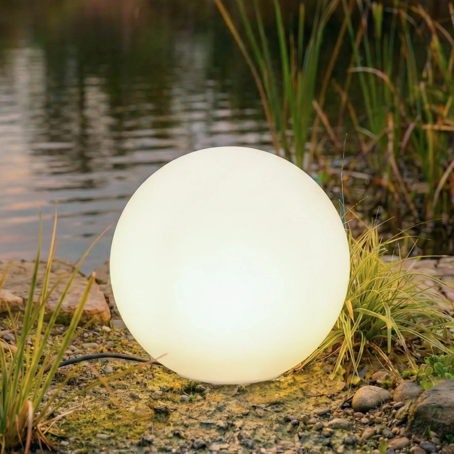 Lindby Kugelleuchte Valyra, Ø 40 cm, IP54, Erdspieß