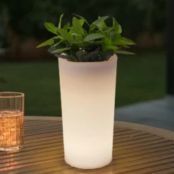 Lindby LED-Akku-Blumenvase Florista, RGB, IP54, Ø 12cm, weiß