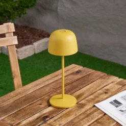 Lindby LED-Akku-Tischleuchte Arietty, gelb, dimmbar, IP65