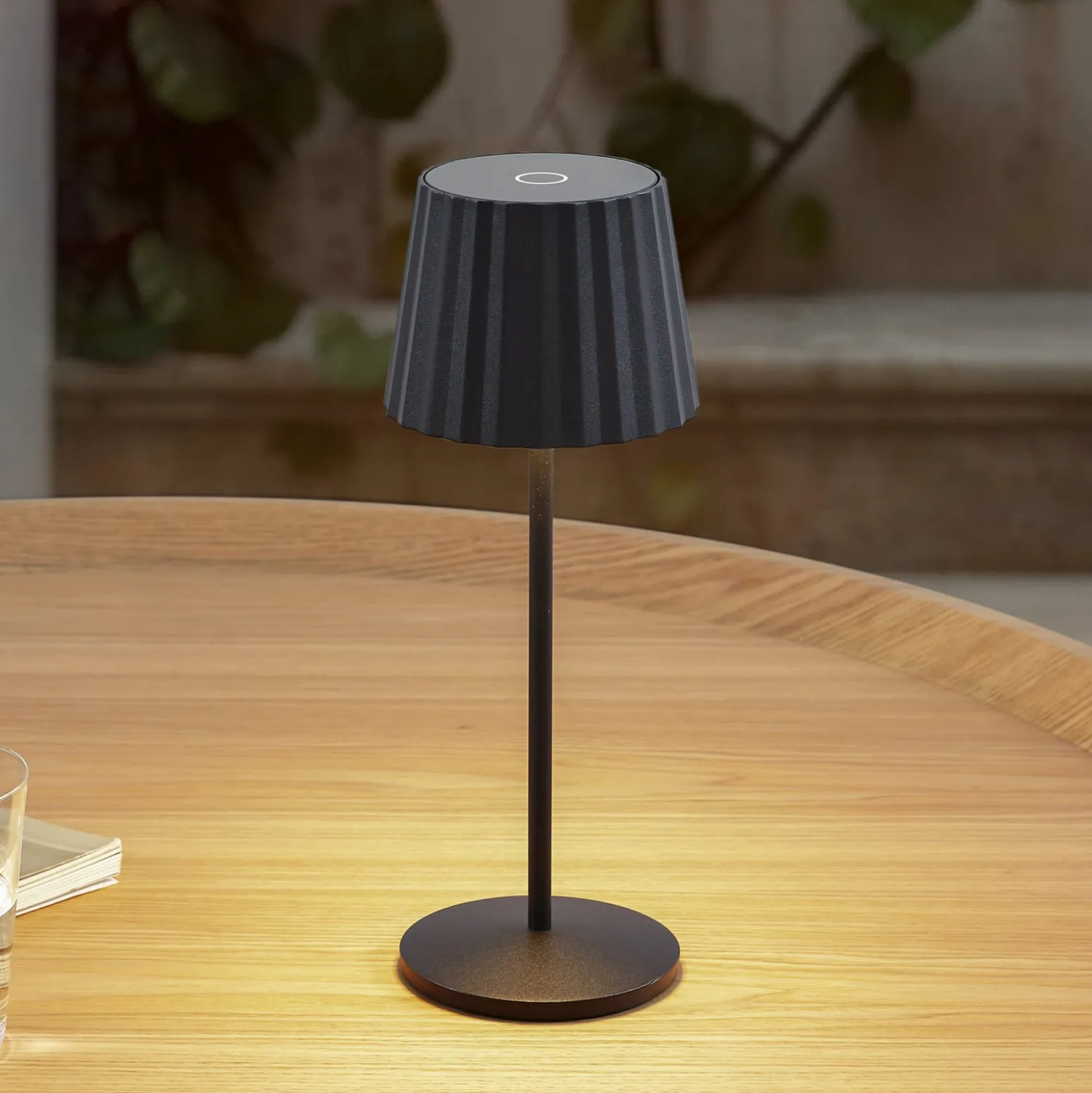 Lindby LED-Akku-Tischleuchte Esali, schwarz, Metall, IP65