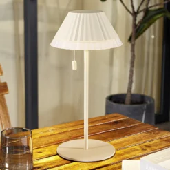 Lindby LED-Akku-Tischleuchte Ilvi, beige, Alu, Ø 17,5 cm