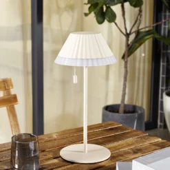 Lindby LED-Akku-Tischleuchte Ilvi, beige, Alu, Ø 17,5 cm