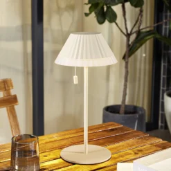 Lindby LED-Akku-Tischleuchte Ilvi, beige, Alu, Ø 17,5 cm
