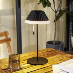 Lindby LED-Akku-Tischleuchte Ilvi, schwarz, Alu, Ø 17,5 cm