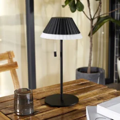 Lindby LED-Akku-Tischleuchte Ilvi, schwarz, Alu, Ø 17,5 cm