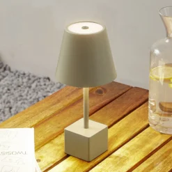 Lindby LED-Akkutischleuchte Janea CUBE, grün, Metall