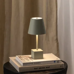Lindby LED-Akkutischleuchte Janea CUBE, grün, Metall